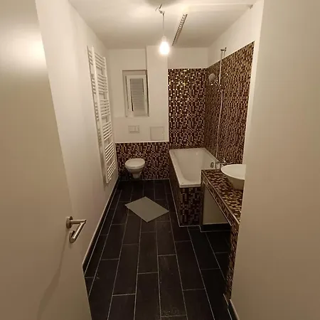 Beautiful With 3 Separate Bedrooms Apartment *
